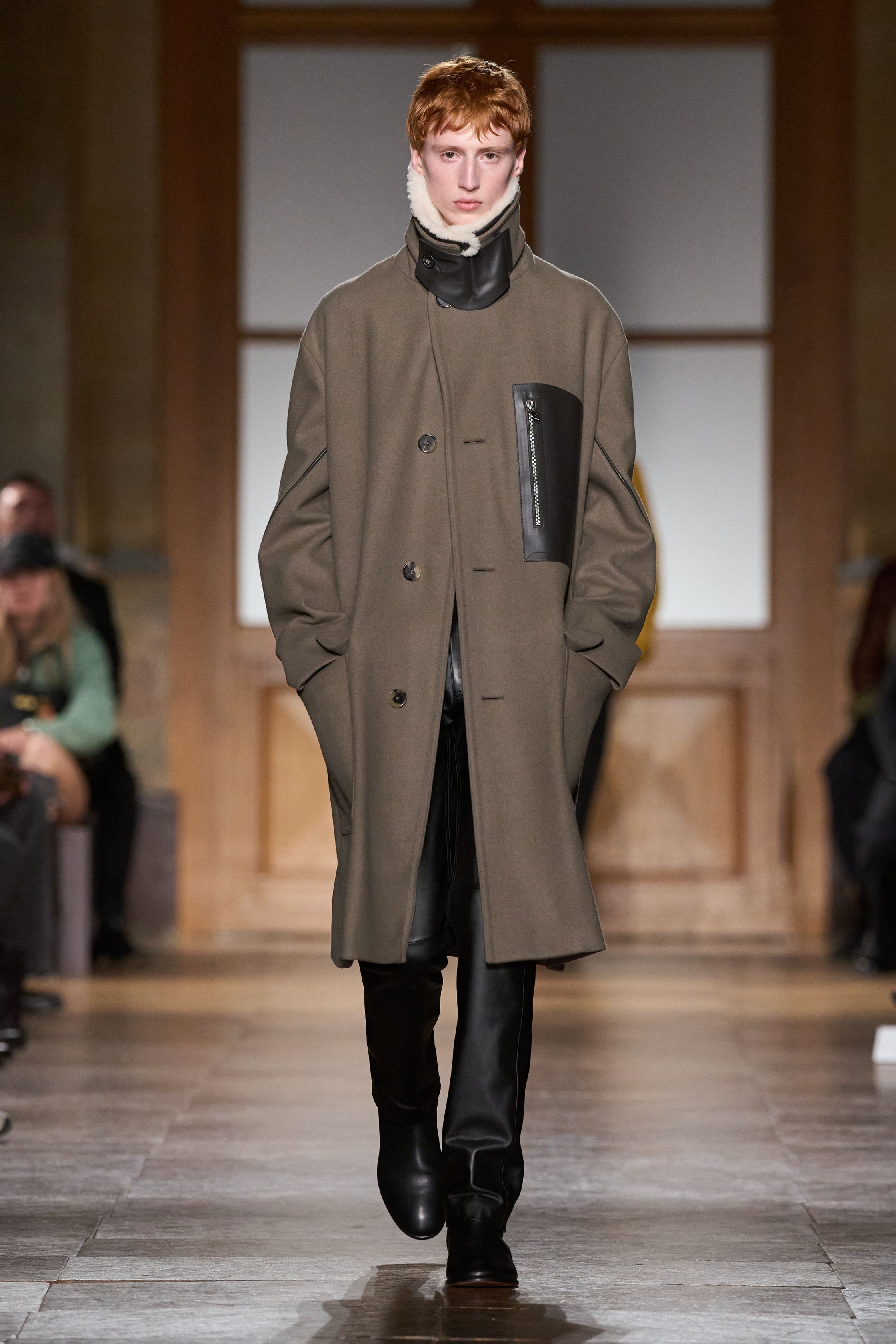 Hermès 2026秋冬以极致克制诠释当代奢华。精准剪裁、低调配色与顶级皮革共同构成安静而稳固的男性形象。黄色、防护外套与针织层次为传统正装注入功能性与轻微运动感，强调“行走中的优雅”。这是一种无需张扬的权威气质，Hermès 用时间、工艺与比例证明真正的高级并不需要宣言-顽石频道趋势研究